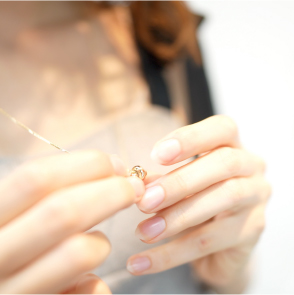 「an」では、日本人特有の髪質や骨格、それぞれの特徴に合わせてハサミ一本でカットする「ストロークカット」技術を武器に、髪に負担をかけずに、美しく艶のある髪に仕上げます。